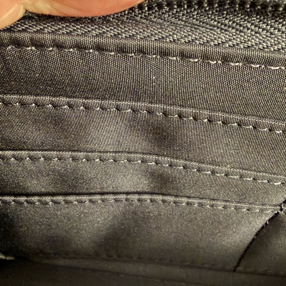 TOMMY HILFIGER WOMEN’S LARGE STRIPE ZIP WALLET - Picture 11 of 16